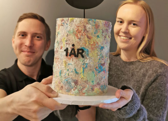 Bilde av Linn og Anders som holder bursdagskake, Cingulum fyller ett år