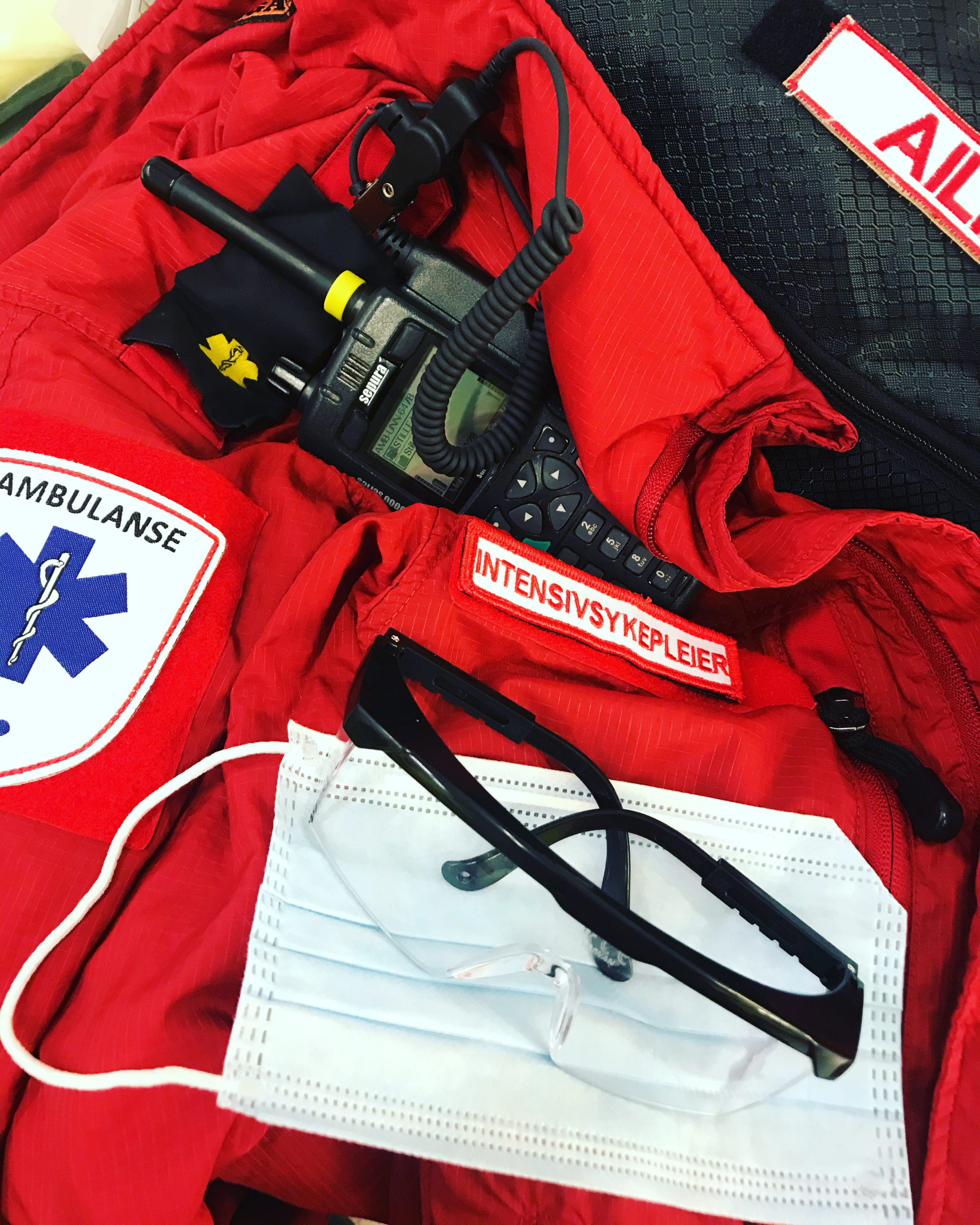 Bilde av ambulansearbeideruniform med intensivsykepleier-tøymerke fra Cingulum