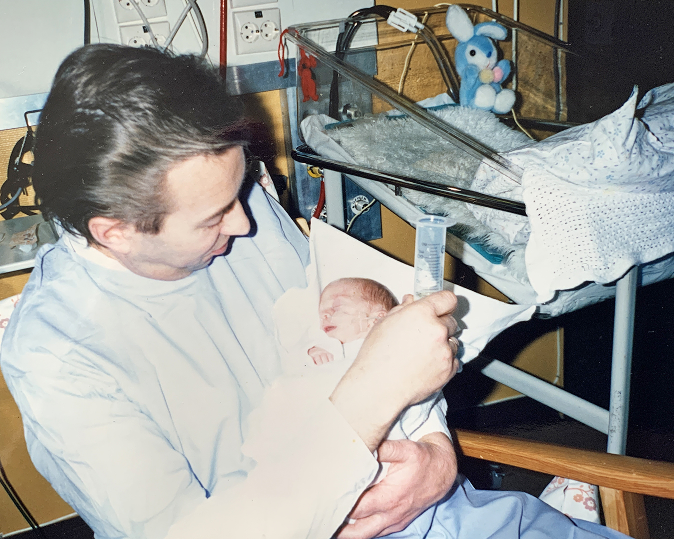 Bilde av far og sønn Anders Christoffersen på nyfødt intensiv, Cingulum