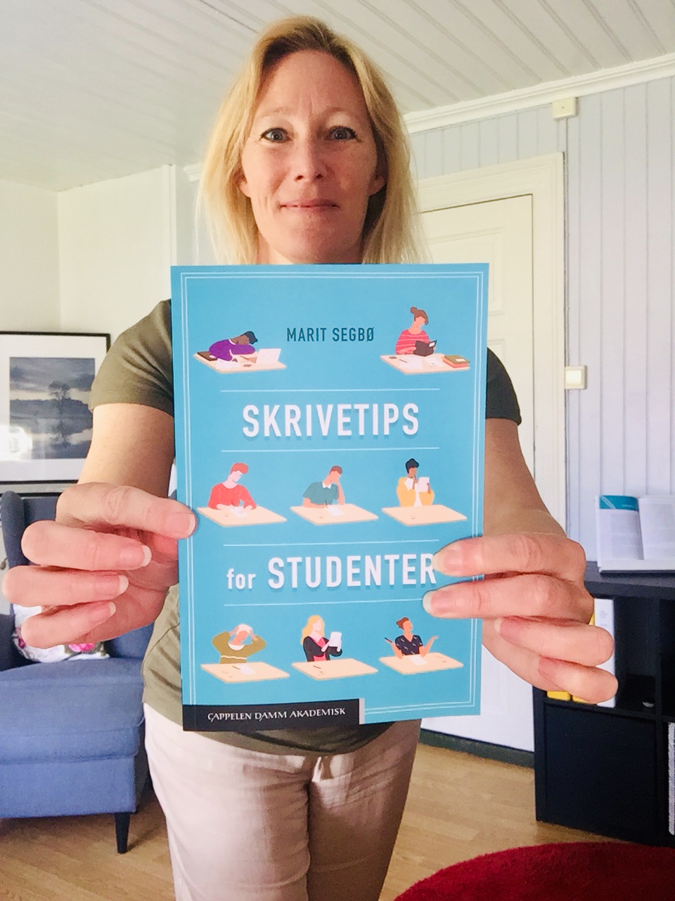 Bilde av Marit Segbø med boken Skrivetips for studenter, selges hos Cingulum.no